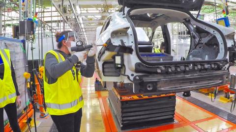 Ford Motor está subiendo los precios de tres de sus modelos producidos en México a partir del pasado 2 de mayo, convirtiéndose en uno de los primeros grandes fabricantes en ajustar los valores de catálogo después de los aranceles del presidente Donald Trump.

Para más información del tema, visita: https://www.eleconomista.com.mx/empresas/ford-sube-precios-modelos-armados-mexico-aranceles-trump-20250507-757998.html

¡Síguenos en nuestras redes sociales para mantenerte informado!

Twitter: https://twitter.com/eleconomista 
Facebook: https://www.facebook.com/ElEconomista.mx
Instagram: https://www.instagram.com/eleconomistamx
LinkedIn: https://www.linkedin.com/company/el-economista/

#ElEconomista #EETV