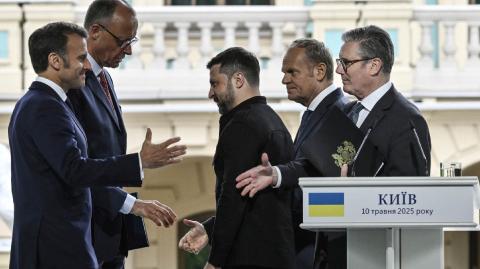 La visita de los líderes europeos a Kiev es una respuesta simbólica a las fastuosas celebraciones la víspera en Moscú por los 80 años de la victoria sobre la Alemania nazi.

Para más información del tema, visita: https://www.eleconomista.com.mx/internacionales/aliados-ucrania-lanzan-ultimatum-rusia-acepte-tregua-30-dias-20250510-758501.html 

¡Síguenos en nuestras redes sociales para mantenerte informado!

Twitter: https://twitter.com/eleconomista 
Facebook: https://www.facebook.com/ElEconomista.mx
Instagram: https://www.instagram.com/eleconomistamx
LinkedIn: https://www.linkedin.com/company/el-economista/

#ElEconomista #EETV