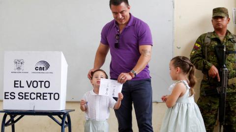El Consejo Nacional Electoral confirmó que es el vencedor tras contabilizar el 55.63% de los votos emitidos en la segunda vuelta.

Para más información del tema, visita: https://www.eleconomista.com.mx/internacionales/ratifican-victoria-noboa-presidenciales-ecuador-20250510-758507.html 

¡Síguenos en nuestras redes sociales para mantenerte informado!

Twitter: https://twitter.com/eleconomista 
Facebook: https://www.facebook.com/ElEconomista.mx
Instagram: https://www.instagram.com/eleconomistamx
LinkedIn: https://www.linkedin.com/company/el-economista/

#ElEconomista #EETV