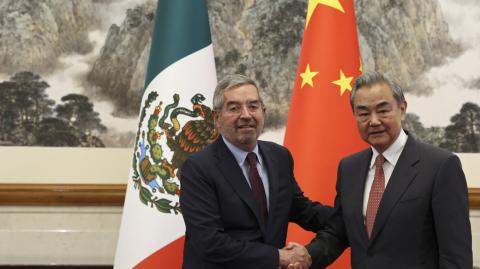 El ministro de Relaciones Exteriores de China, Wang Yi y el ministro de Relaciones Exteriores de México, Juan Ramón de la Fuente, se estrechan la mano antes de su reunión en la Casa de Huéspedes de Estado Diaoyutai en Pekín.