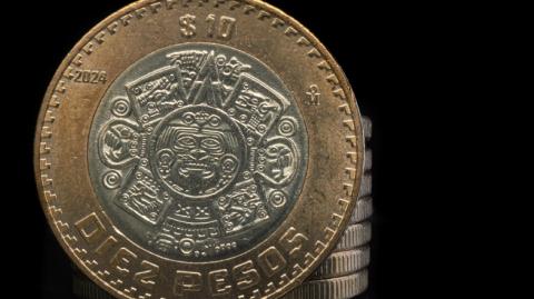 El debilitamiento del dólar favorece al peso, que avanza junto a la mayoría de las divisas emergentes. El mercado local espera el anuncio del Banxico, mañana.

Para más información del tema, visita: https://www.eleconomista.com.mx/mercados/precio-dolar-hoy-14-mayo-2025-cuanto-cotiza-20250514-759016.html

¡Síguenos en nuestras redes sociales para mantenerte informado!

Twitter: https://twitter.com/eleconomista 
Facebook: https://www.facebook.com/ElEconomista.mx
Instagram: https://www.instagram.com/eleconomistamx
LinkedIn: https://www.linkedin.com/company/el-economista/

#ElEconomista #EETV