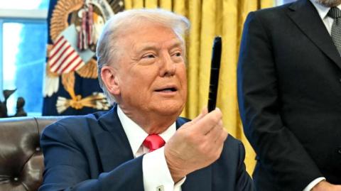 Trump sufrió un intento de asesinato en un mitin electoral en julio, que le causó una herida en la oreja. A lo largo de su carrera ha enfrentado otras amenazas.

Para más información del tema, visita: https://www.eleconomista.com.mx/internacionales/autoridades-eu-investigan-presunta-amenaza-exjefe-fbi-donald-trump-20250515-759308.html

¡Síguenos en nuestras redes sociales para mantenerte informado!

Twitter: https://twitter.com/eleconomista 
Facebook: https://www.facebook.com/ElEconomista.mx
Instagram: https://www.instagram.com/eleconomistamx
LinkedIn: https://www.linkedin.com/company/el-economista/
T
#ElEconomista #EETV