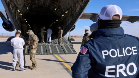 En un dictamen de siete contra dos los magistrados bloquearon los planes del presidente de Estados Unidos, Donald Trump, porque estiman que no se les da suficiente tiempo para impugnar su expulsión.

Para más información del tema, visita: https://www.eleconomista.com.mx/internacionales/corte-suprema-eu-impide-trump-reanudar-expulsion-venezolanos-ley-20250516-759441.html

¡Síguenos en nuestras redes sociales para mantenerte informado!

Twitter: https://twitter.com/eleconomista 
Facebook: https://www.facebook.com/ElEconomista.mx
Instagram: https://www.instagram.com/eleconomistamx
LinkedIn: https://www.linkedin.com/company/el-economista/
T
#ElEconomista #EETV