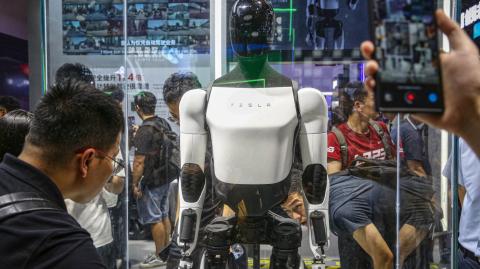 La compañía tecnológica fabricante de automóviles dio a conocer su robot Optimus en el año 2022, al que definió como un robot humanoide destinado al trabajo.