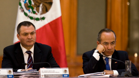 Una corte civil del estado de Miami dictó sentencia contra el exsecretario de Seguridad, Genaro García Luna, y su esposa, que deberán pagar 2,488 millones de dólares por su participación en un esquema de contrataciones ilegales durante el sexenio de Felipe Calderón.

Para más información del tema, visita: https://www.eleconomista.com.mx/politica/dictan-sentencia-garcia-luna-esposa-miami-deberan-pagar-2-500-millones-dolares-fraude-gobierno-mexico-20250522-760277.html 

¡Síguenos en nuestras redes sociales para mantenerte informado!

Twitter: https://twitter.com/eleconomista 
Facebook: https://www.facebook.com/ElEconomista.mx
Instagram: https://www.instagram.com/eleconomistamx
LinkedIn: https://www.linkedin.com/company/el-economista/

#ElEconomista #EETV