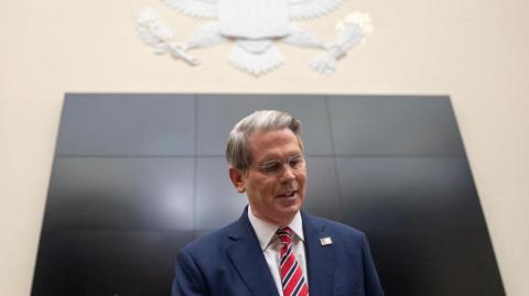 El secretario del Tesoro estadounidense, Scott Bessent, dijo este viernes que el presidente Donald Trump no cree que las ofertas comerciales de la Unión Europea tengan calidad suficiente, por lo que espera que la amenaza de un arancel del 50% "espabile a la UE" en las negociaciones con Washington.

Para más información del tema, visita: https://www.eleconomista.com.mx/empresas/bessent-dice-nueva-amenaza-arancelaria-trump-despertar-ue-negociar-20250523-760469.html

¡Síguenos en nuestras redes sociales para mantenerte informado!

Twitter: https://twitter.com/eleconomista 
Facebook: https://www.facebook.com/ElEconomista.mx
Instagram: https://www.instagram.com/eleconomistamx
LinkedIn: https://www.linkedin.com/company/el-economista/
T

#ElEconomista #EETV