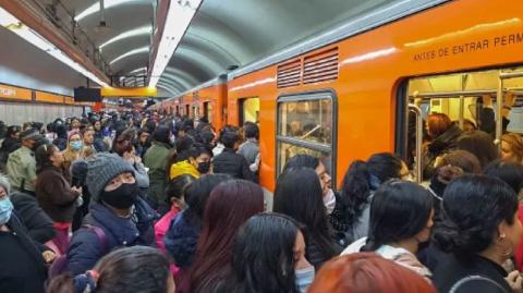 En las últimas semanas, decenas de denuncias por presuntos “pinchazos” a personas usuarias del Metro de la Ciudad de México encendieron las alertas de las autoridades capitalinas. Ante esta situación, ya se han anunciado en el Congreso local iniciativas que buscan tipificar esta conducta como delito.

Para más información del tema, visita: https://www.eleconomista.com.mx/politica/pinchazos-metro-iniciativas-buscan-tipificar-conducta-delito-cdmx-20250524-760551.html 

¡Síguenos en nuestras redes sociales para mantenerte informado!

Twitter: https://twitter.com/eleconomista 
Facebook: https://www.facebook.com/ElEconomista.mx
Instagram: https://www.instagram.com/eleconomistamx
LinkedIn: https://www.linkedin.com/company/el-economista/

#ElEconomista #EETV