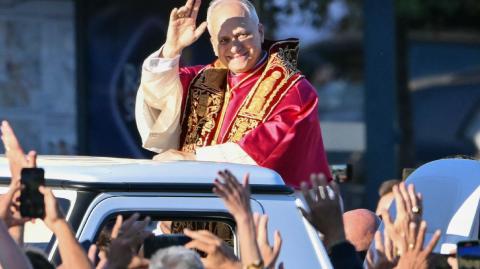 Antes de dirigirse a la "Madre de todas las iglesias" donde residían los papas antes del Vaticano, el soberano pontífice pasó al Capitolio, sede de la alcaldía de la capital italiana.

Para más información del tema, visita: https://www.eleconomista.com.mx/arteseideas/papa-leon-xiv-toma-posesion-catedra-obispo-roma-basilica-san-juan-letran-20250525-760626.html 

¡Síguenos en nuestras redes sociales para mantenerte informado!

Twitter: https://twitter.com/eleconomista 
Facebook: https://www.facebook.com/ElEconomista.mx
Instagram: https://www.instagram.com/eleconomistamx
LinkedIn: https://www.linkedin.com/company/el-economista/

#ElEconomista #EETV