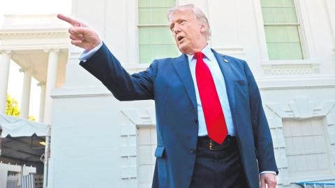 El presidente de Estados Unidos, Donald Trump, dijo la mañana de este martes que su par ruso, Vladimir Putin, está "jugando con fuego".

Para más información del tema, visita: https://www.eleconomista.com.mx/internacionales/trump-asegura-putin-jugando-fuego-ataques-drones-misiles-ucrania-20250527-760926.html 

¡Síguenos en nuestras redes sociales para mantenerte informado!

Twitter: https://twitter.com/eleconomista 
Facebook: https://www.facebook.com/ElEconomista.mx
Instagram: https://www.instagram.com/eleconomistamx
LinkedIn: https://www.linkedin.com/company/el-economista/

#ElEconomista #EETV