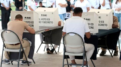 Se suspenden actos de campaña, propaganda y difusión de encuestas; autoridades advierten sanciones por incumplimiento

Para más información del tema, visita: https://www.eleconomista.com.mx/politica/inicia-veda-electoral-eleccion-judicial-son-sanciones-20250528-761120.html 

¡Síguenos en nuestras redes sociales para mantenerte informado!

Twitter: https://twitter.com/eleconomista 
Facebook: https://www.facebook.com/ElEconomista.mx
Instagram: https://www.instagram.com/eleconomistamx
LinkedIn: https://www.linkedin.com/company/el-economista/

#ElEconomista #EETV
