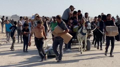 Un almacén del Programa Mundial de Alimentos (PMA) fue saqueado el miércoles por una muchedumbre de palestinos en Deir el Balah, en el centro de la Franja de Gaza.