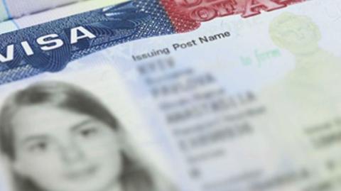 El secretario de Estado de Estados Unidos sostuvo que el departamento a su cargo también revisará los criterios de visado para aumentar el escrutinio de todas las futuras solicitudes de visado procedentes de China y Hong Kong.

Para más información del tema, visita: https://www.eleconomista.com.mx/internacionales/estados-unidos-empezara-revocar-visas-estudiantes-chinos-marco-rubio-20250528-761192.html

¡Síguenos en nuestras redes sociales para mantenerte informado!

Twitter: https://twitter.com/eleconomista 
Facebook: https://www.facebook.com/ElEconomista.mx
Instagram: https://www.instagram.com/eleconomistamx
LinkedIn: https://www.linkedin.com/company/el-economista/

#ElEconomista #EETV