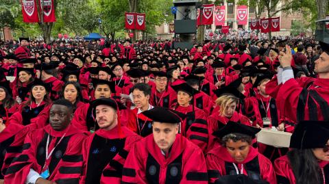 La ceremonia de graduación de Harvard se inició este jueves mientras una jueza analiza la legalidad de las medidas punitivas del presidente Donald Trump contra la prestigiosa universidad, que han dejado a miles de estudiantes extranjeros en un limbo.