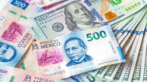 El optimismo también fue generado por un dato del producto interno bruto de EU que se contrajo menos de lo anticipado previamente.

Para más información del tema, visita: https://www.eleconomista.com.mx/mercados/precio-dolar-hoy-29-mayo-2025-cuanto-cerro-20250529-761329.html

¡Síguenos en nuestras redes sociales para mantenerte informado!

Twitter: https://twitter.com/eleconomista 
Facebook: https://www.facebook.com/ElEconomista.mx
Instagram: https://www.instagram.com/eleconomistamx
LinkedIn: https://www.linkedin.com/company/el-economista/

#ElEconomista #EETV