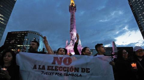 Colectivos ciudadanos acusan simulación y advierten riesgo para la autonomía del Poder Judicial.

Para más información del tema, visita: https://www.eleconomista.com.mx/politica/marcha-domingo-negro-toma-reforma-rechazo-eleccion-judicial-voto-popular-20250601-761642.html 

¡Síguenos en nuestras redes sociales para mantenerte informado!

Twitter: https://twitter.com/eleconomista 
Facebook: https://www.facebook.com/ElEconomista.mx
Instagram: https://www.instagram.com/eleconomistamx
LinkedIn: https://www.linkedin.com/company/el-economista/

#ElEconomista #EETV #ElecciónJudicial