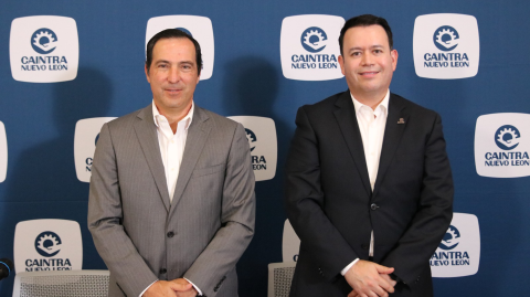 Juan Pablo García, director general de Caintra, NL y Jesús Francisco López, director de Relaciones Institucionales del organismo.