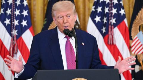 El presidente estadounidense Donald Trump blindó Washington para el gran desfile militar de este sábado, día de su cumpleaños, pero tormentas eléctricas y manifestaciones en el país contra sus redadas migratorias podrían aguarle la fiesta.
 
¡Síguenos en nuestras redes sociales para mantenerte informado!

Twitter: https://twitter.com/eleconomista 
Facebook: https://www.facebook.com/ElEconomista.mx
Instagram: https://www.instagram.com/eleconomistamx
LinkedIn: https://www.linkedin.com/company/el-economista/

#ElEconomista #EETV