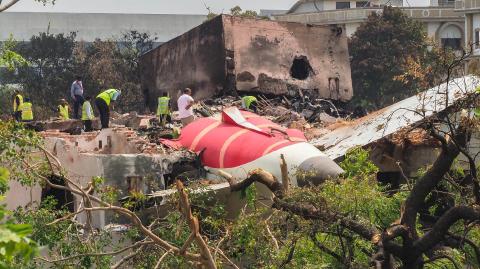 Al menos 279 personas murieron el jueves al estrellarse un Boeing 787 de Air India en la ciudad india de Ahmedabad, la catástrofe aérea más mortífera del mundo desde 2014, según un nuevo balance divulgado el sábado.

¡Síguenos en nuestras redes sociales para mantenerte informado!

Twitter: https://twitter.com/eleconomista 
Facebook: https://www.facebook.com/ElEconomista.mx
Instagram: https://www.instagram.com/eleconomistamx
LinkedIn: https://www.linkedin.com/company/el-economista/

#ElEconomista #EETV #AirIndia