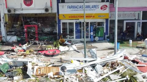 Las pérdidas económicas ocasionadas por el paso del huracán Erick en Acapulco alcanzan los 1,878 millones de pesos, según el último reporte de la Cámara Nacional de Comercio, Servicios y Turismo (Canaco) del puerto, Alejandro Martínez Sidney, presidente del organismo, detalló que “este impacto se debe principalmente al cierre masivo de más de 18,000 empresas durante los días que ha durado la emergencia”.

Para más información del tema, visita: https://www.eleconomista.com.mx/estados/huracan-erick-deja-perdidas-1-878-millones-pesos-acapulco-20250619-764511.html

¡Síguenos en nuestras redes sociales para mantenerte informado!

Twitter: https://twitter.com/eleconomista 
Facebook: https://www.facebook.com/ElEconomista.mx
Instagram: https://www.instagram.com/eleconomistamx
LinkedIn: https://www.linkedin.com/company/el-economista/

#ElEconomista #EETV