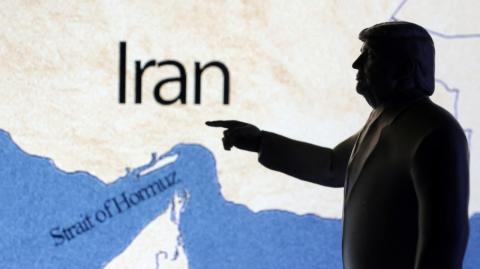 El presidente Donald Trump dijo este miércoles que Estados Unidos no ha renunciado a su máxima presión sobre Irán, incluidas las restricciones a las ventas de petróleo iraní, pero señaló un posible alivio en la aplicación para ayudar al país a reconstruirse.

Para más información del tema, visita: https://www.eleconomista.com.mx/internacionales/trump-quiere-suavizar-sanciones-petroleras-iran-ayudar-reconstruirlo-20250625-765254.html

¡Síguenos en nuestras redes sociales para mantenerte informado!

Twitter: https://twitter.com/eleconomista 
Facebook: https://www.facebook.com/ElEconomista.mx
Instagram: https://www.instagram.com/eleconomistamx
LinkedIn: https://www.linkedin.com/company/el-economista/

#ElEconomista #EETV
