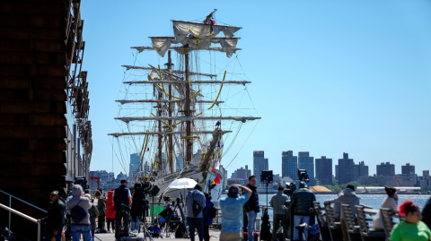 El buque escuela Cuauhtémoc que chocó contra el puente de Brooklyn, en Nueva York, sufrió daños por más de medio millón de dólares, según un informe preliminar de la Junta Nacional de Seguridad en el Transporte (NTSB) estadounidense, que no establece las causas del accidente.

Para más información del tema, visita: https://www.eleconomista.com.mx/internacionales/buque-escuela-cuauhtemoc-sufrio-danos-accidente-nueva-york-medio-millon-dolares-20250701-766157.html 

¡Síguenos en nuestras redes sociales para mantenerte informado!

Twitter: https://twitter.com/eleconomista 
Facebook: https://www.facebook.com/ElEconomista.mx
Instagram: https://www.instagram.com/eleconomistamx
LinkedIn: https://www.linkedin.com/company/el-economista/

#ElEconomista #EETV