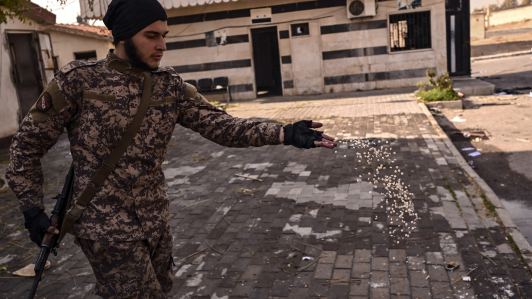 Un rebelde sirio arroja al suelo decenas de pastillas de Captagon.