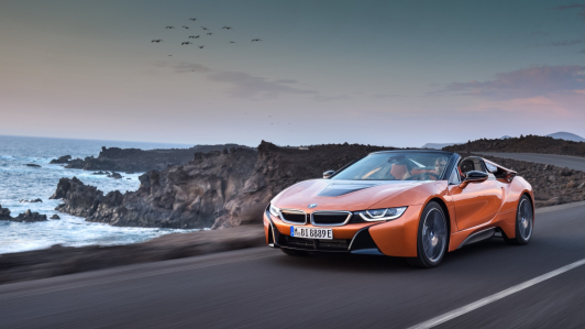 Gracias a su bajo peso y alto nivel de torsión, BMW utilizó a este material en la estructura de uno de sus superautos más buscados, el i8.