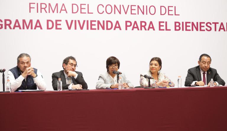 Firma de convenio entre la Sedatu y las autoridades capitalinas.