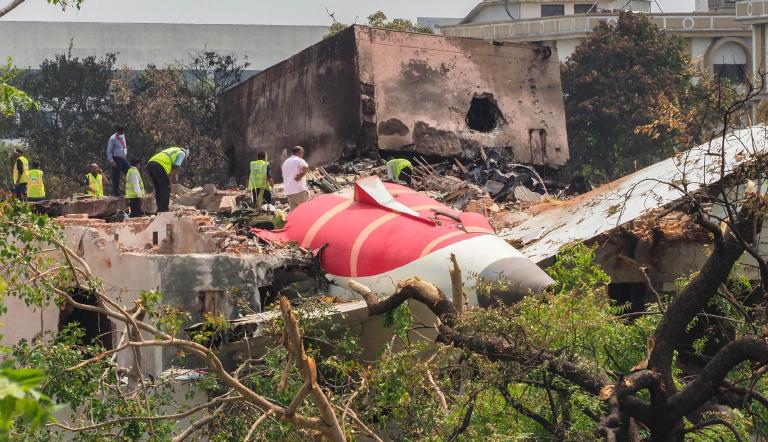 Al menos 279 personas murieron el jueves al estrellarse un Boeing 787 de Air India en la ciudad india de Ahmedabad, la catástrofe aérea más mortífera del mundo desde 2014, según un nuevo balance divulgado el sábado.
¡Síguenos en nuestras redes sociales para mantenerte informado!
Twitter: https://twitter.com/eleconomista
Facebook: https://www.facebook.com/ElEconomista.mx
Instagram: https://www.instagram.com/eleconomistamx
LinkedIn: https://www.linkedin.com/company/el-economista/
#ElEconomista #EETV #AirIndia