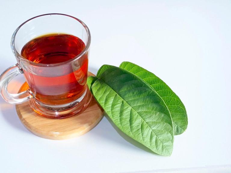 El poder de las hojas de guayaba en una taza