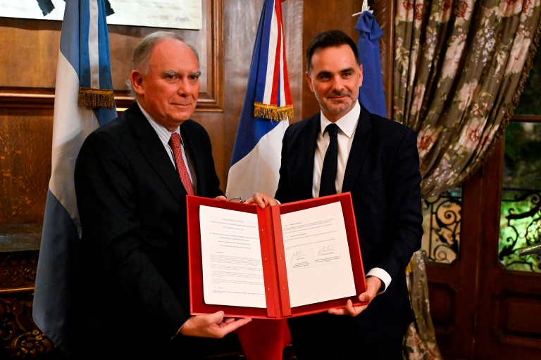 Laurent Saint-Martin, ministro francés de Comercio Exterior, y el secretario de Minería argentino, Luis Lucero.
