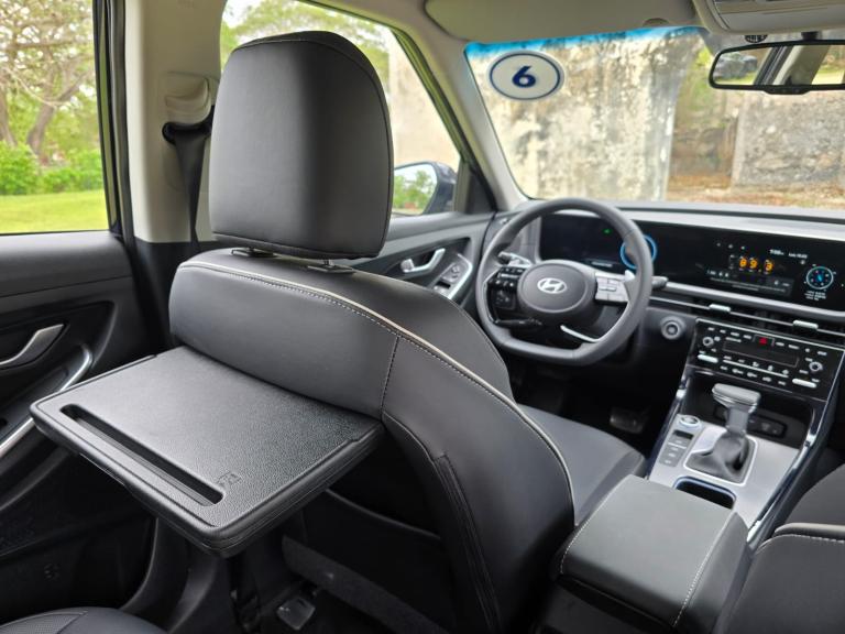 De acuerdo a la versión habrá diferentes elementos para el interior. Se ofrece techo panorámico con apertura eléctrica y paletas de cambio en el volante.
