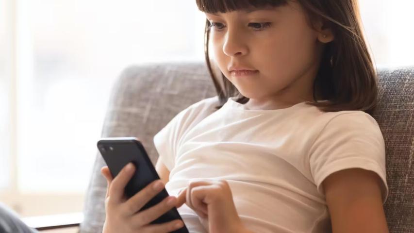 El camino a la socialización empieza desde la cuna. Los niños van aprendiendo los usos y costumbres del entorno en el que viven. Foto: Shutterstock.