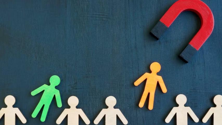 Contratar empleados jóvenes de otros países aumenta la variedad de habilidades y fomenta un ambiente de trabajo inclusivo. Foto: Shutterstock.
