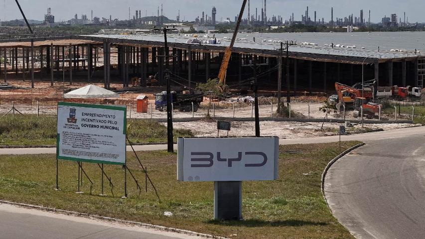 El gobierno de Brasil informó este viernes que investiga al gigante chino de autos eléctricos BYD y a una de sus subcontratistas por presunto "tráfico" de trabajadores chinos que construían una fábrica en el país sudamericano.
Para más información del tema, visita: https://www.eleconomista.com.mx/empresas/brasil-investiga-byd-subcontratista-trafico-humano-construccion-planta-20241227-739861.html
¡Síguenos en nuestras redes sociales para mantenerte informado!
Twitter: https://twitter.com/eleconomista
Facebook: https://www.facebook.com/ElEconomista.mx
Instagram: https://www.instagram.com/eleconomistamx
LinkedIn: https://www.linkedin.com/company/el-economista/
#ElEconomista #EETV